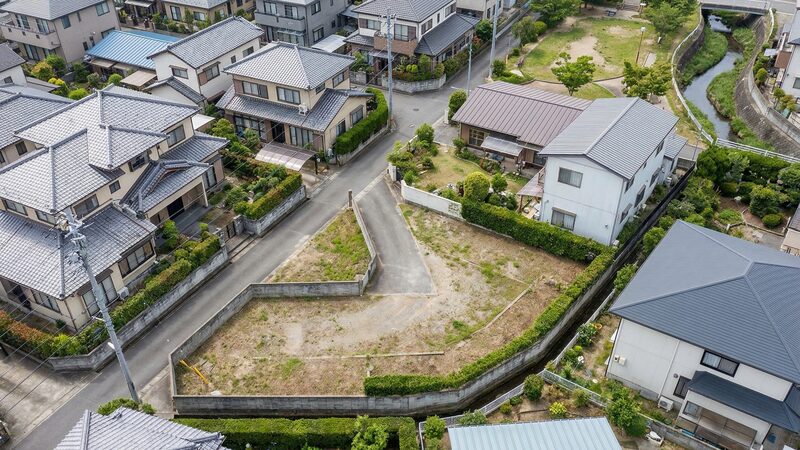 実勢価格を調べる際の注意点の一つである土地固有の条件で価格が大きく変動した土地。